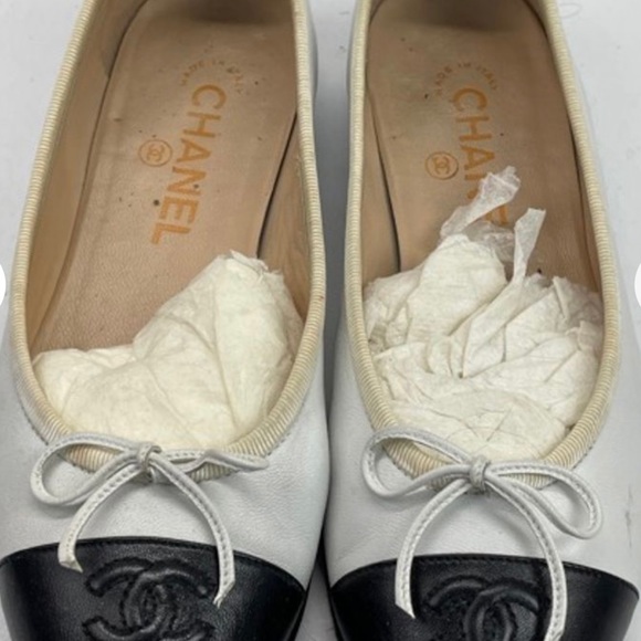 CHANEL Black and White Leather and Patent Toe Classic Chanel Ballet Flats - Picture 2 of 6